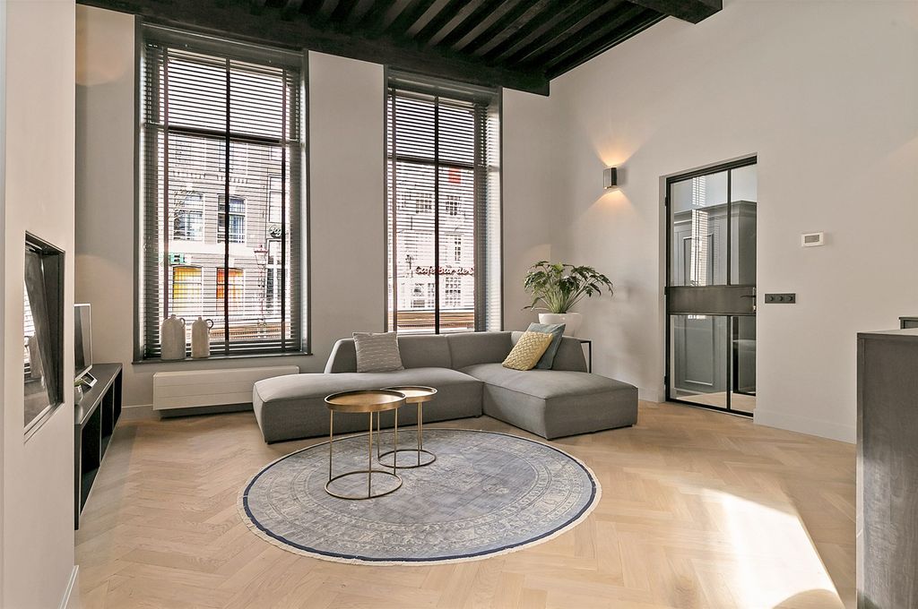 Woning aan de Oudezijds Achterburgwal te Amsterdam