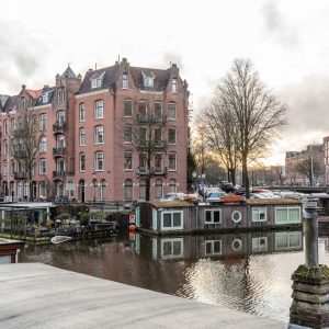 Woning aan de Hugo de Grootkade te Amsterdam