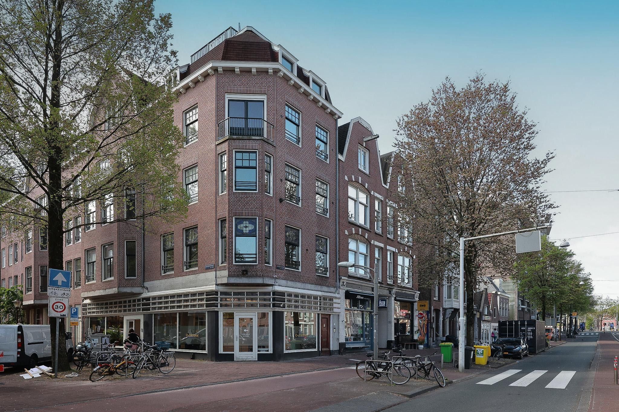 Woning aan de Overtoom te Amsterdam