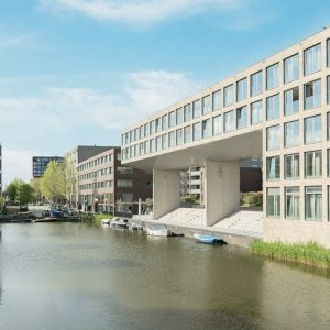 Woning aan de Bert Haanstrahof te Amsterdam