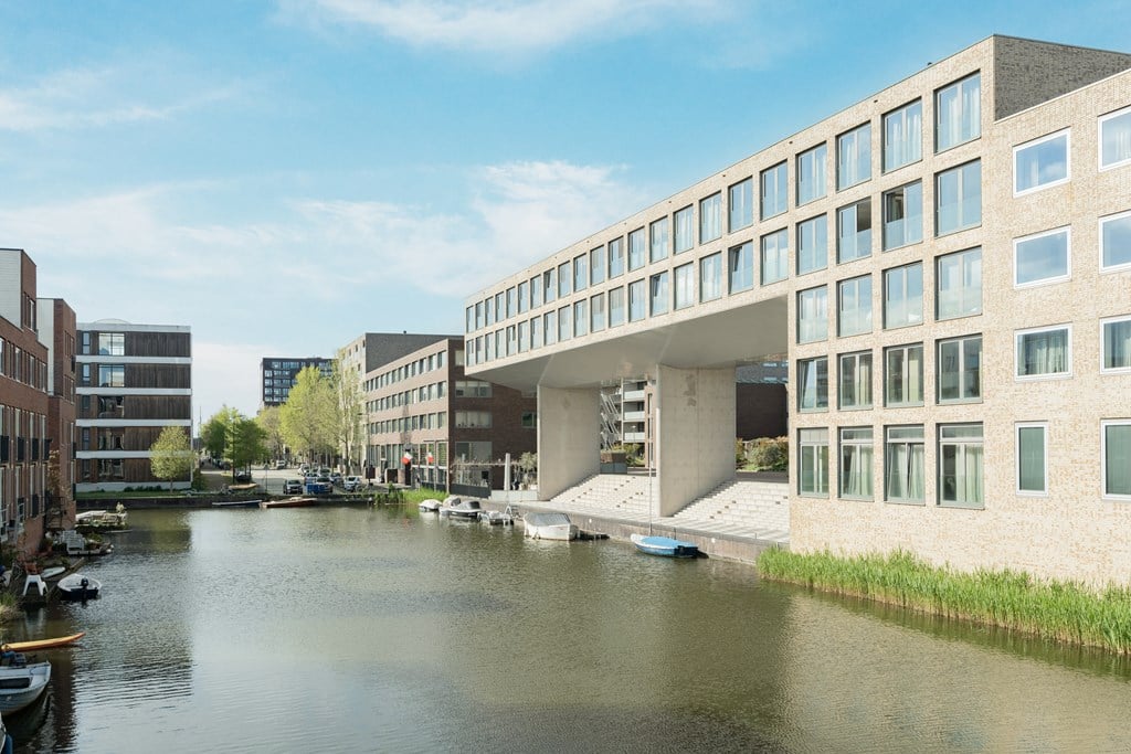 Woning aan de Bert Haanstrahof te Amsterdam