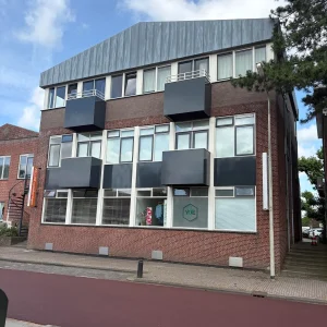 Woning aan de Dorpsstraat te Noord-Scharwoude