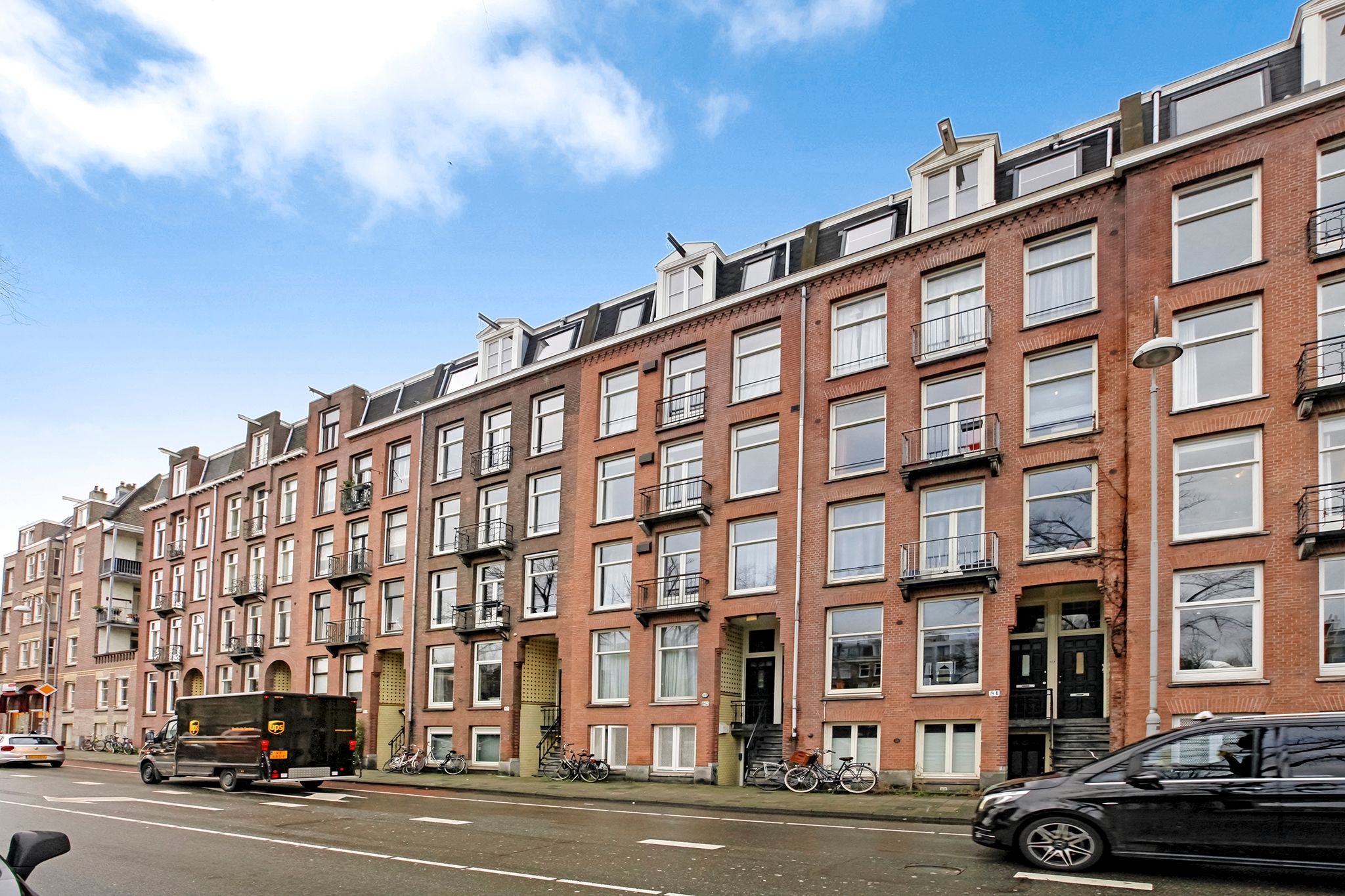 Woning aan de Hobbemakade te Amsterdam