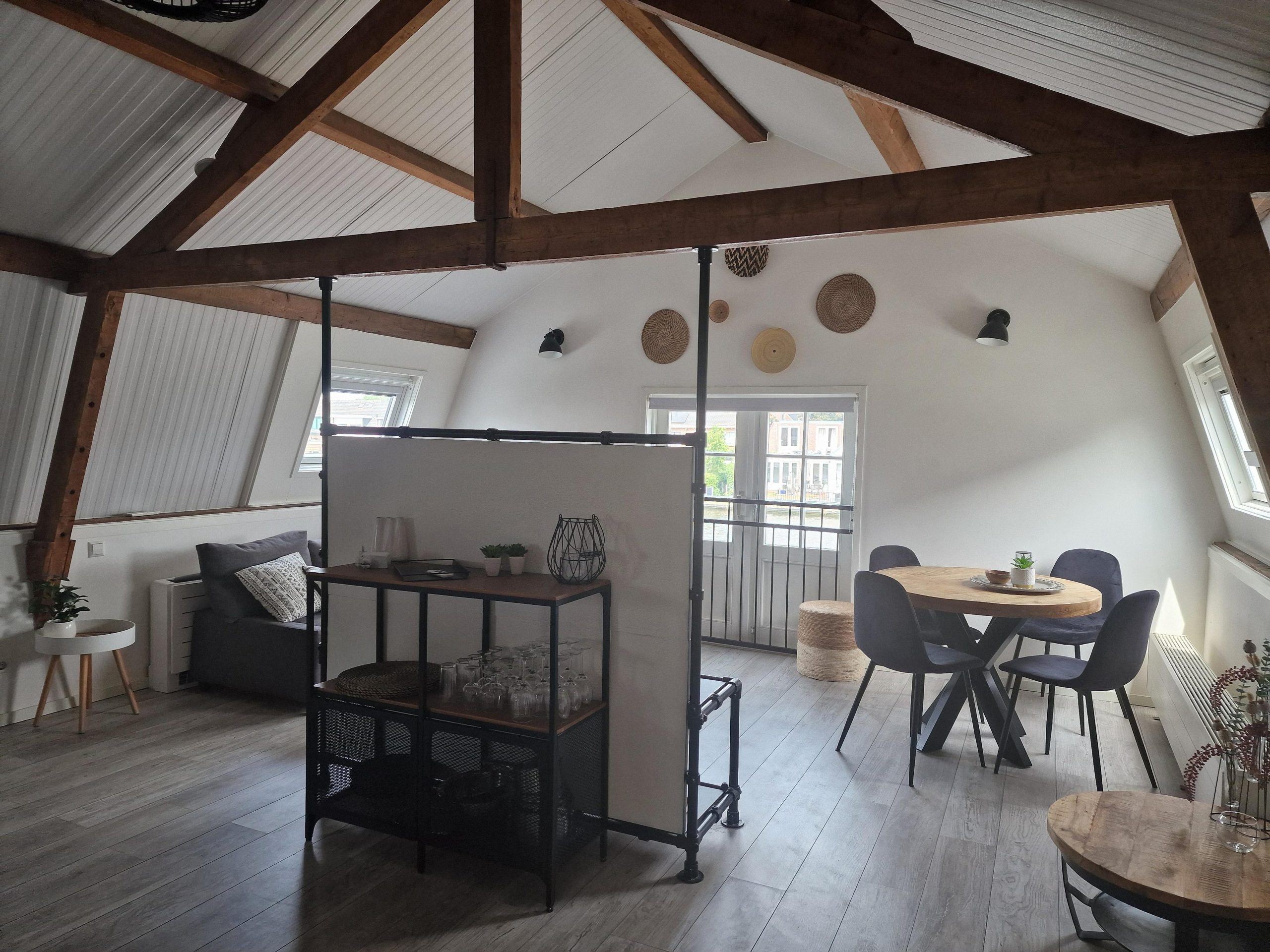 Woning aan de Hoge Rijndijk te Zoeterwoude