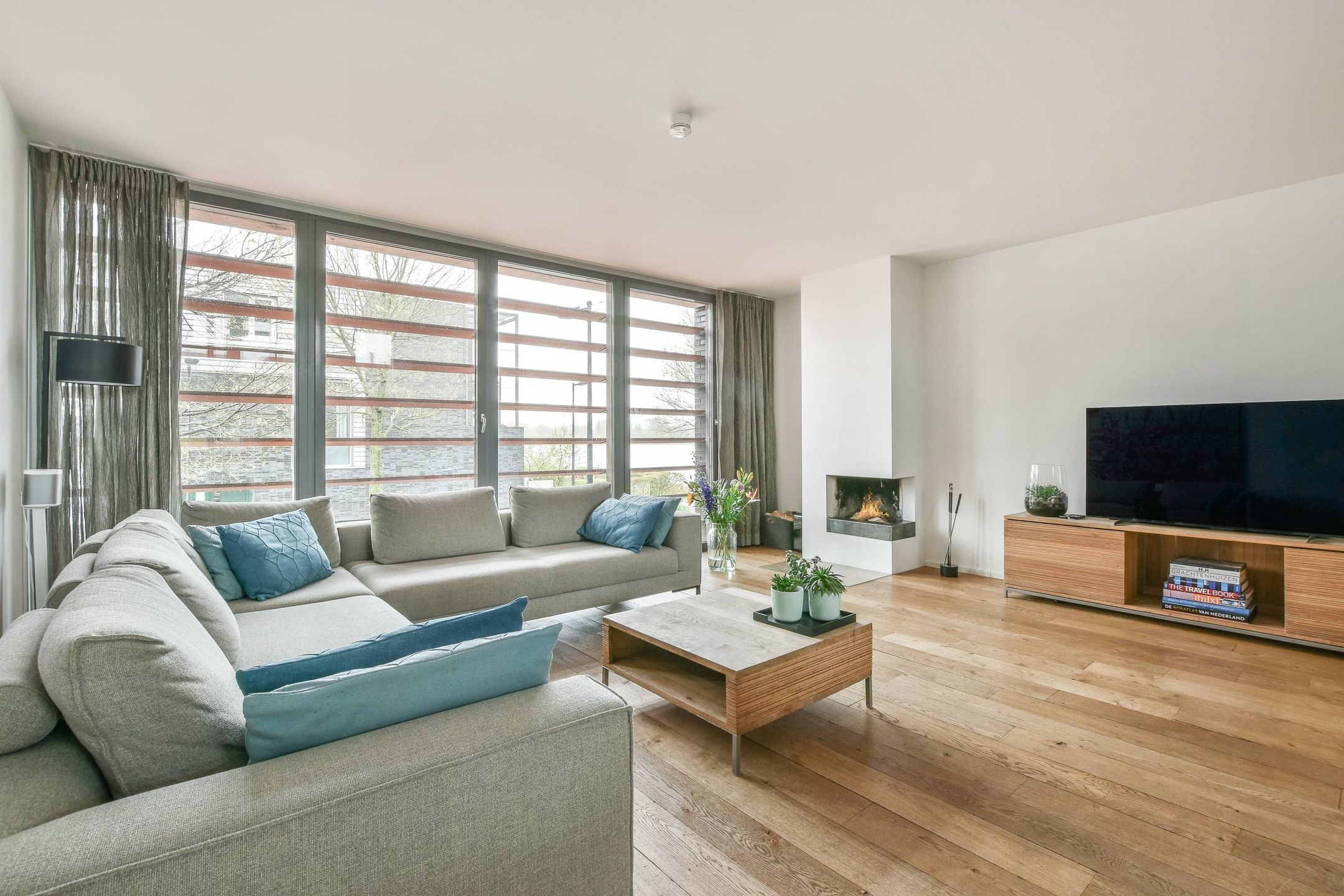 Woning aan de Jan Olphert Vaillantlaan te Amsterdam