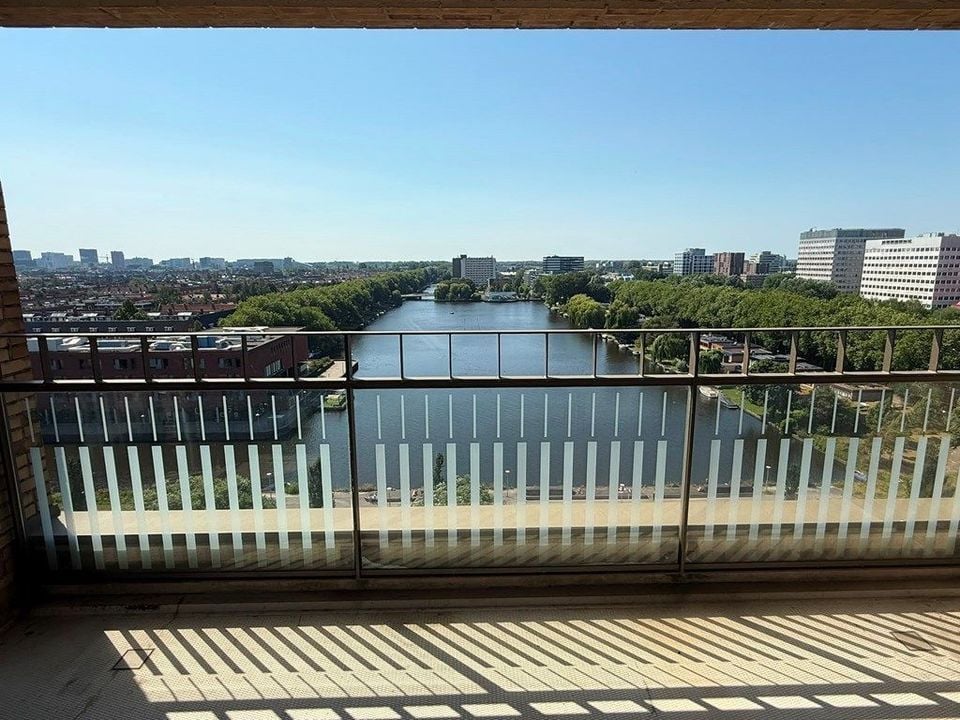 Woning aan de Saskia van Uijlenburgkade te Amsterdam