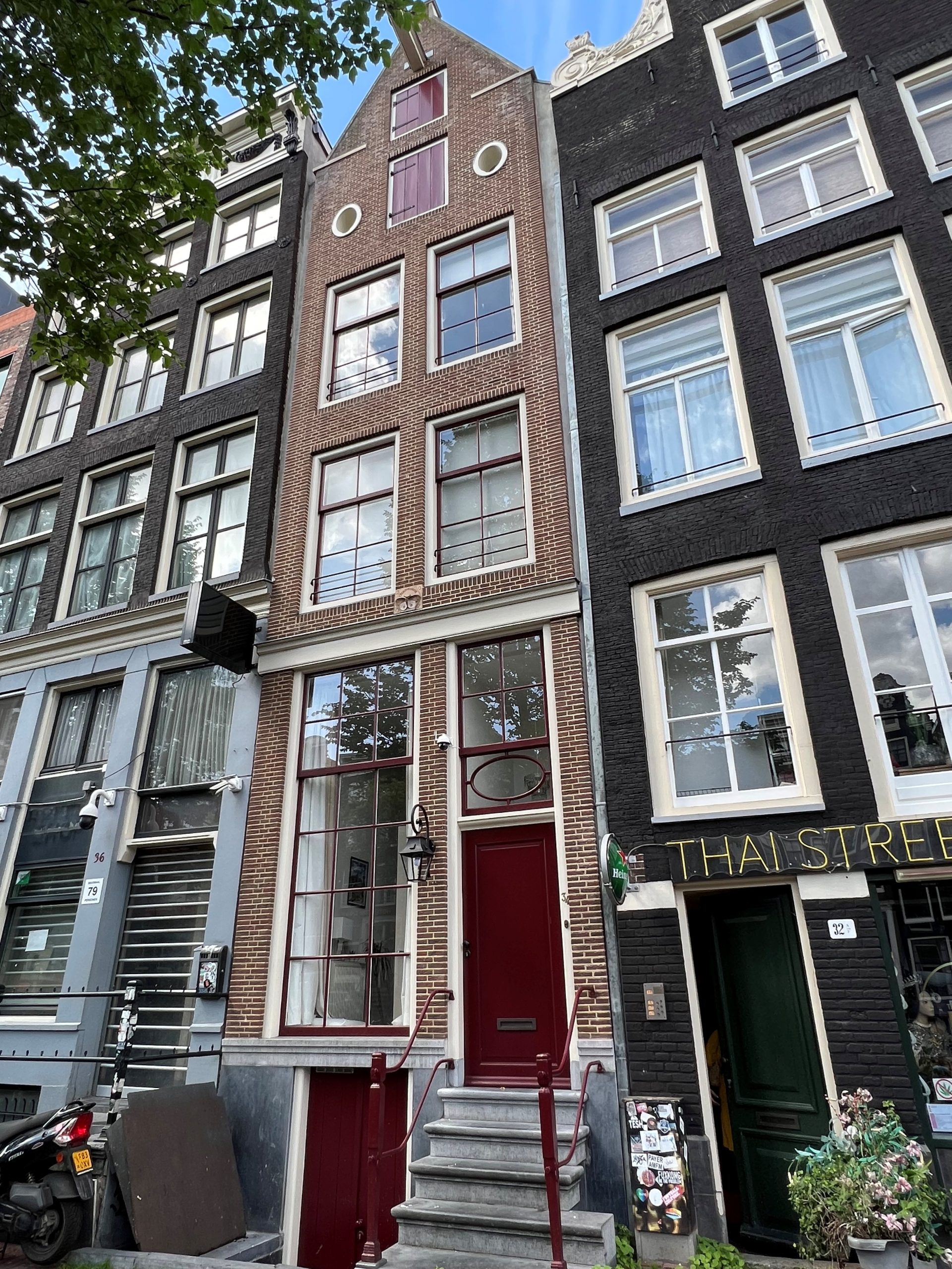 Woning aan de Oudezijds Voorburgwal te Amsterdam