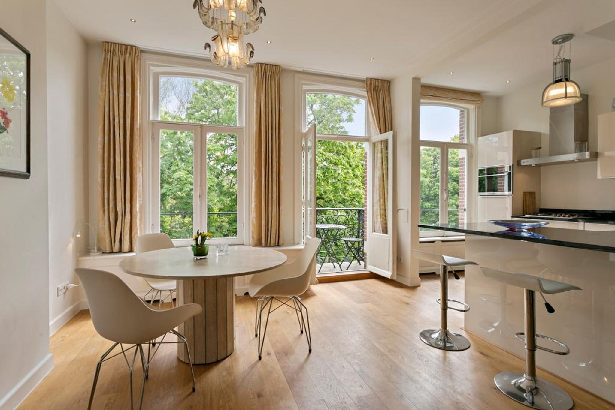 Woning aan de Sarphatipark te Amsterdam