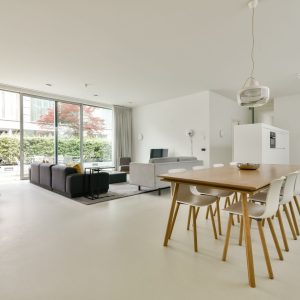 Woning aan de Valkenburgerstraat te Amsterdam